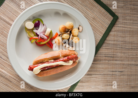 High angle view of a hot dog sandwich servi avec salade et beignets Banque D'Images