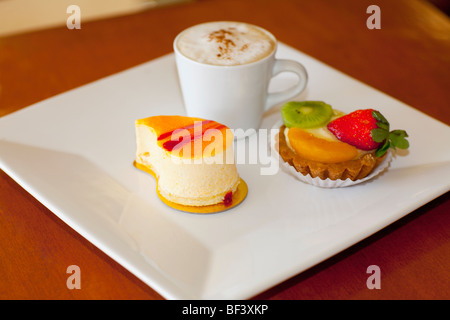 Assortiment de tartelettes avec une tasse de café Banque D'Images