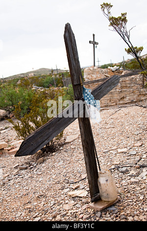 Croix de bois sur les tombes du cimetière en lambeaux avec reste de Terlingua drapeau Texas USA Banque D'Images