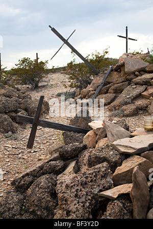 Croix de bois sur les tombes du cimetière de Terlingua Texas USA Banque D'Images