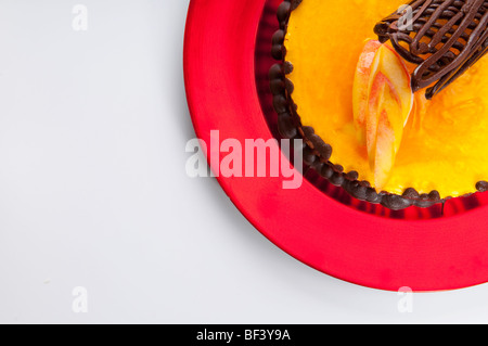 Garnir de chocolat sur un gâteau flan citron Banque D'Images