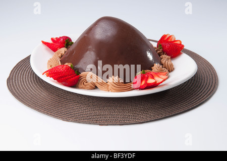 Dessert au chocolat servi avec des fraises Banque D'Images