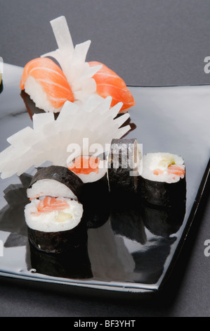 Close-up of sushi assortis sur un plateau Banque D'Images