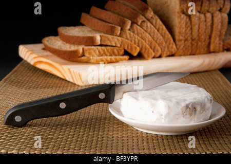 Close-up de Brie servi avec du pain Banque D'Images