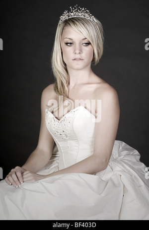 Shot of a Teenage Bride avec de longs cheveux blonds Banque D'Images