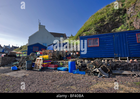 Cabane de pêche sur la plage, dans le village de St Abbs, Ecosse Banque D'Images