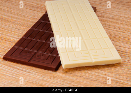 Close-up de barres de chocolat blanc et brun Banque D'Images