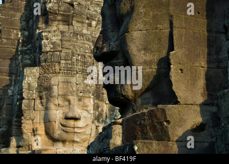 Face à face avec Jayavarman VII à la lumière de l'après-midi. Le temple Bayon, Angkor Thom, Angkor Wat Phnom Penh Cambodge Banque D'Images