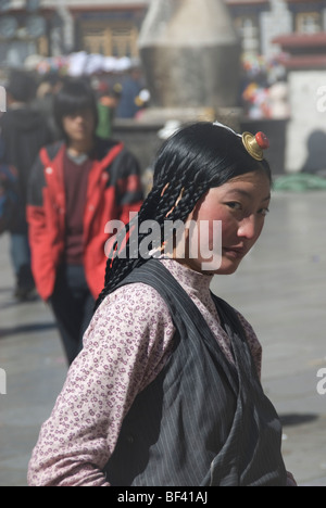 L'horizontale portrait d'une femme tibétaine la kora à pied dans le quartier du Barkhor, à côté du monastère de Jokhang, à Lhassa. Banque D'Images