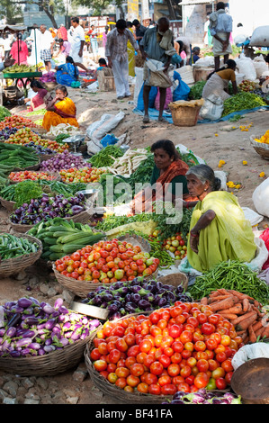 Rue de légumes du marché indien à Puttaparthi, Andhra Pradesh, Inde Banque D'Images