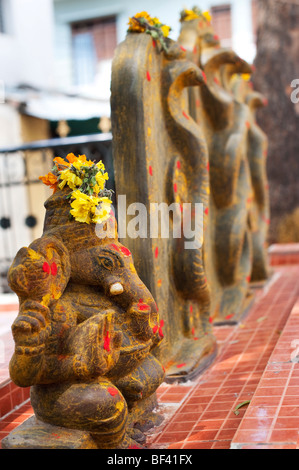 Statue de Ganesh sur un autel dans le village de Puttaparthi, Inde du Sud Banque D'Images