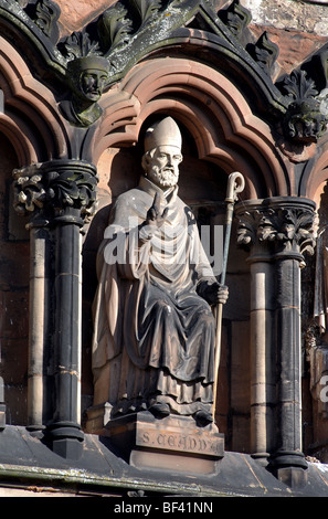 Statue de Saint-Ceadda sur l'avant de l'Ouest, la cathédrale de Lichfield Staffordshire, Angleterre, RU Banque D'Images