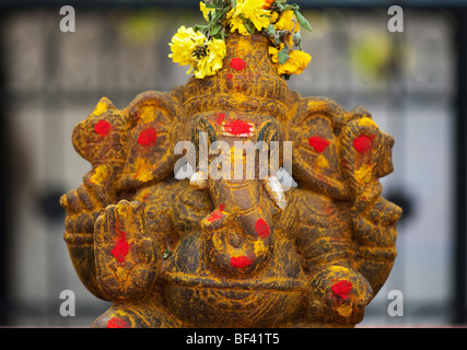 Statue de Ganesh sur un autel dans le village de Puttaparthi, Inde du Sud Banque D'Images