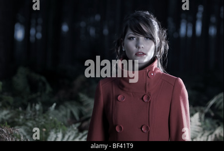 Superbe adolescente dans les bois Banque D'Images