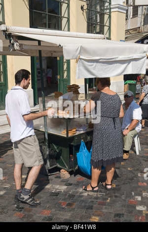 La place Monastiraki's street - un commerçant vendant Koulouri ensemencée de sésame pain à Athènes, Grèce Banque D'Images