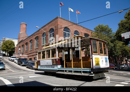 La voiture passe câble Cable Car Museum avec la centrale et location de grange, Washington et Mason Rues, Nob Hill, San Francisco Banque D'Images