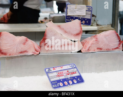 Morceaux de thon frais en vente dans les poissons au marché central, du Marché Central de Valence, Espagne, Banque D'Images