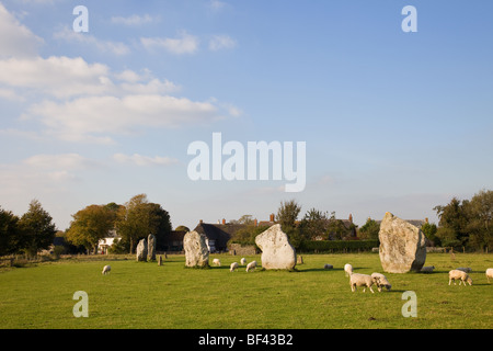Village d'Avebury et cercle de Wiltshire en Angleterre Banque D'Images