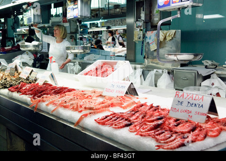 Bloquer la vente des fruits de mer dans la piscine marché central, marché central de Valence, Espagne Banque D'Images