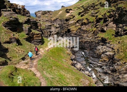 Une famille à marcher le long de la South West Coast Path entre les villages de Boscastle et Tintagel à North Cornwall, England, UK Banque D'Images