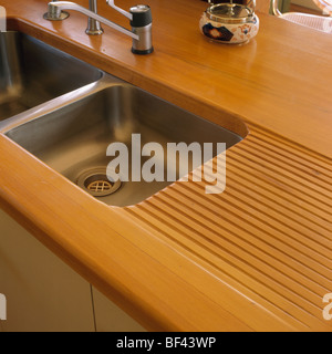 Close-up de sous-ensemble en acier inoxydable, double lavabo en bois sable drainant-pension Banque D'Images