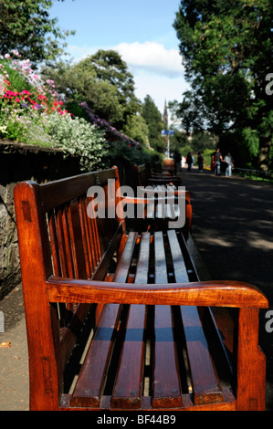 Ligne de vide en bois de couleur brune des bancs de parc des jardins de Princes street edinburgh Scotland Banque D'Images