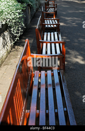 Ligne de vide en bois de couleur brune des bancs de parc des jardins de Princes street edinburgh Scotland Banque D'Images