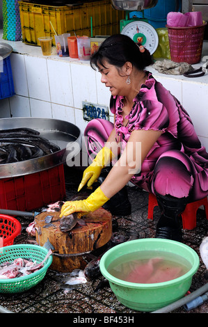 Femme Préparer Préparer les poissons produits à vendre dans le marché en plein air Ho chi minh City vietnam asie marché Ben Thanh Banque D'Images