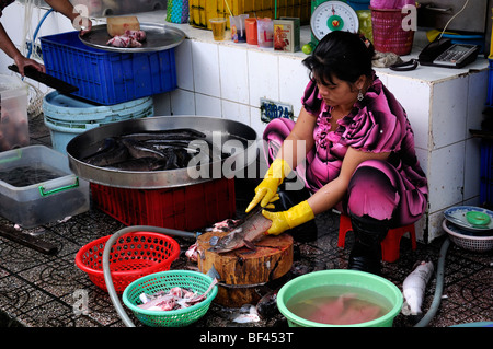Femme Préparer Préparer les poissons produits à vendre dans le marché en plein air Ho chi minh City vietnam asie marché Ben Thanh Banque D'Images