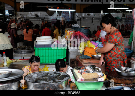 Femme Préparer Préparer les poissons produits à vendre dans le marché en plein air Ho chi minh City vietnam asie marché Ben Thanh Banque D'Images