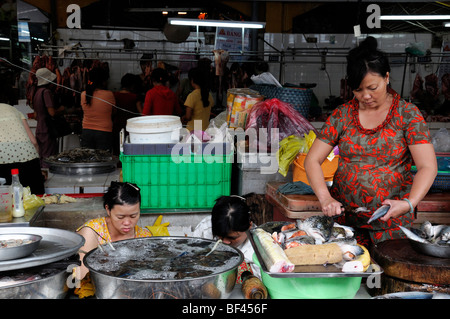 Femme Préparer Préparer les poissons produits à vendre dans le marché en plein air Ho chi minh City vietnam asie marché Ben Thanh Banque D'Images