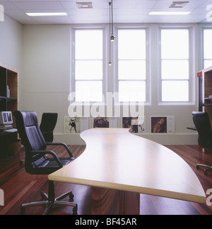 Fauteuil en cuir noir et blanc moderne de bureau bureau peu de meubles Banque D'Images