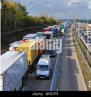 Éloigné de la police essaie de tourner autour de saturation du trafic sur autoroute M25 section travaux routiers après la fermeture en raison d'un accident Banque D'Images