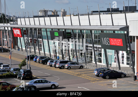 Vue aérienne des magasins d'usine et magasins Asda Living TK Maxx & M&S, places de parking gratuites dans le parc commercial Lakeside Shopping Park West Thurrock Essex, Angleterre Banque D'Images