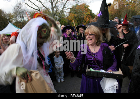 Au cours de l'Halloween sorcières rire dans la concurrence dans le nouveau Burley Forrest Hampshire Royaume-Uni Banque D'Images