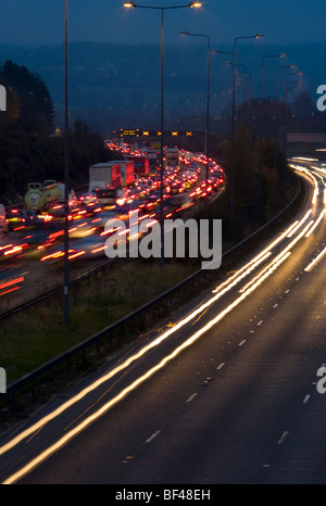 La congestion sur l'accident autoroute M25 avec sentiers de la circulation Banque D'Images
