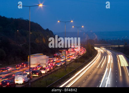 La congestion sur l'accident autoroute M25 avec sentiers de la circulation Banque D'Images