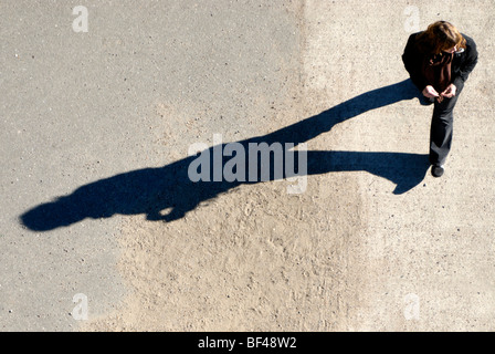 Ombre d'une femme marche à partir d'une perspective d'oiseau Banque D'Images