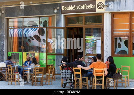 Café avec terrasse, un bar dans le quartier de Faneromeni, Nicosie, Chypre, Grèce, Europe Banque D'Images