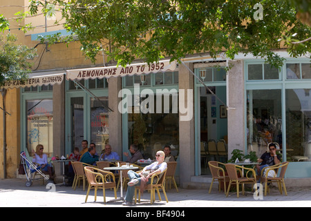 Café avec terrasse, un bar dans le quartier de Faneromeni, Nicosie, Chypre, Grèce, Europe Banque D'Images