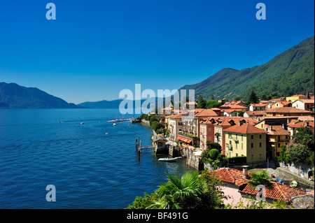 Paysage urbain, le Lac Majeur, Cannero Riviera, Piedmont, Italy, Europe Banque D'Images