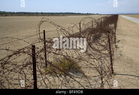 Clôture de barbelés rouillés sur l'Akrotiri Salt Flats de la limite de la zone de souveraineté de l'AAS dans la république de Chypre Banque D'Images