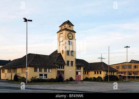 Caserne de pompiers avec tour de flexible, ex-Ausbesserungswerk atelier de réparation de la compagnie allemande, vacant, fermée en 2003, Duisburg-We Banque D'Images