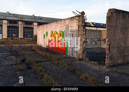 Mur de béton avec Ausbesserungswerk gap, ancien atelier de réparation de la compagnie allemande, vacant, fermée en 2003, Duisburg-Wedau, Nord Banque D'Images