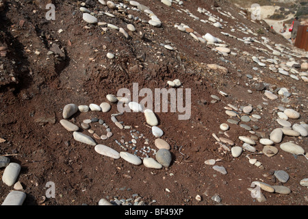 Symboles en fait de galets sur la plage de Petra tou Romiou rock aphrodites république de Chypre Europe Banque D'Images