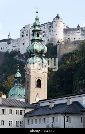 Monastère Stift St. Pierre, clocher de l'église, donnant sur la forteresse de Hohensalzburg Festung, Salzburg, Autriche, Europe Banque D'Images