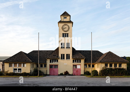 Caserne de pompiers avec tour de flexible, ex-Ausbesserungswerk atelier de réparation de la compagnie allemande, vacant, fermée en 2003, Duisburg-We Banque D'Images