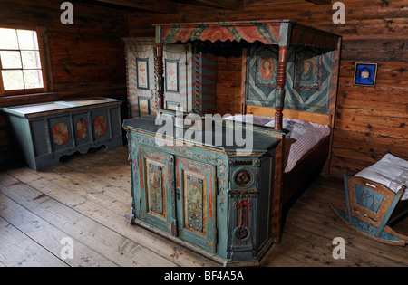 Chambre à coucher avec un lit à baldaquin peint-lit de 1850, Maison Siebratsreute Fuessinger de Fuchstal, Musée ferme, Allga Banque D'Images