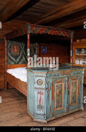 Chambre à coucher avec un lit à baldaquin peint-lit de 1850, Maison Siebratsreute Fuessinger de Fuchstal, Musée ferme, Allga Banque D'Images