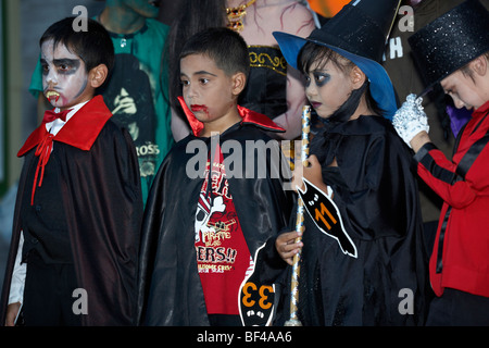 Les enfants en costumes appropriés à un festival d'Halloween parade. Banque D'Images